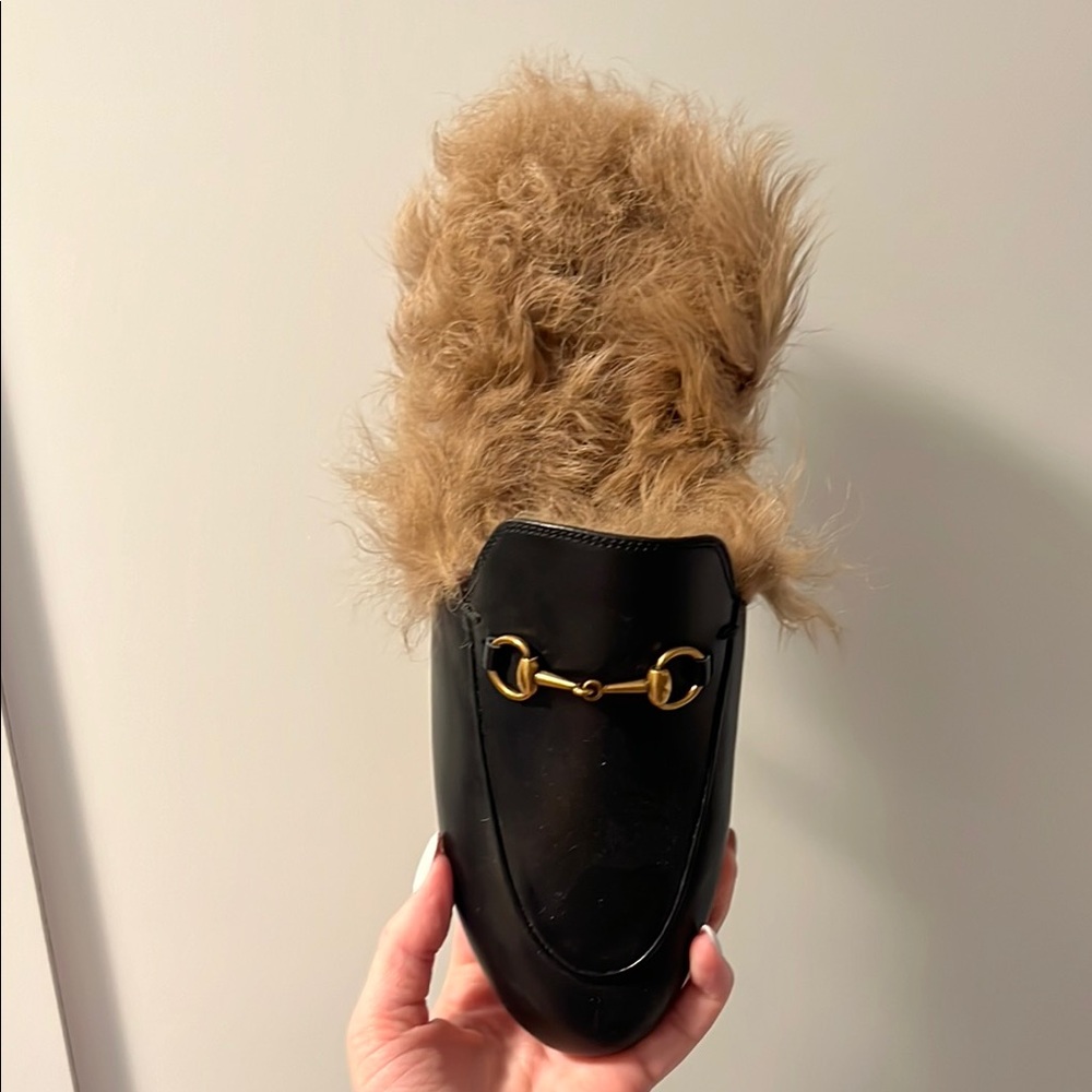 Gucci brand new never worn Black Leather Loafer with Fur Trim